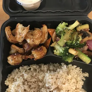 a meal of rice, broccoli, and chicken