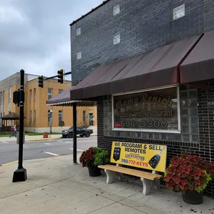 the outside of the restaurant