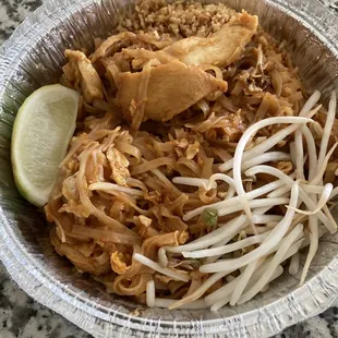 Chicken pad Thai lunch special $8