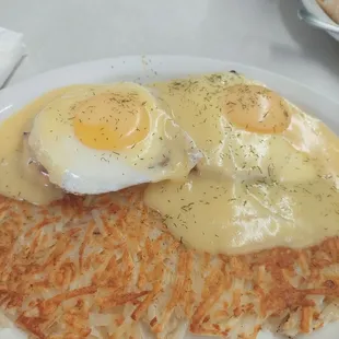 Eggs Benny and hashbrowns