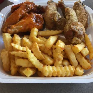 food, chicken wings and fried chicken