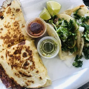 QUESADILLA Y TACOS