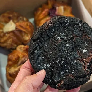 Black tahini cookie