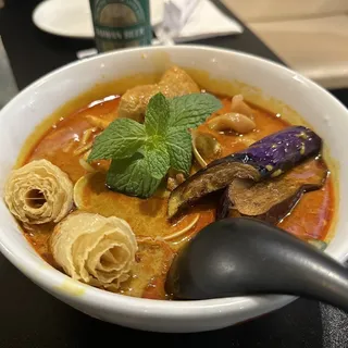 F2. Seafood Curry Laksa