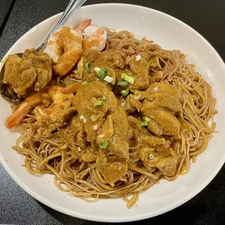 F10. Rice and Egg Noodle with Curry Chicken and Shrimp