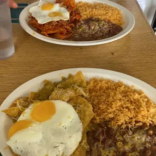 Chilaquiles verdes con arroz y frijoles