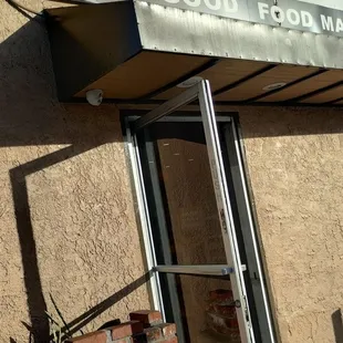 Entrance to Mama's Chicken