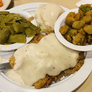  plate of fried chicken with gravy and green beans