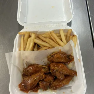 chicken wings and fried chicken, bbq chicken, fried chicken wings, chicken, bbq wings, chicken wings, fried chicken, poultry, food