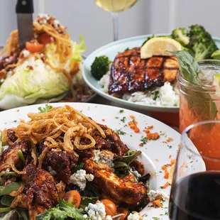 Mama's BBQ Chicken Salad - BBQ Smothered Tenders, bleu cheese, cherry tomatoes, black
beans, onion strings