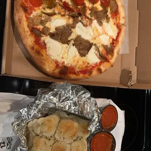 pizza and garlic knots