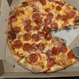 16 inch pizza with pepperoni and ham