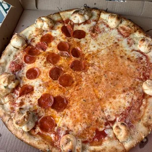 Garlic knot pizza - way more impressive at exit 23 place. This one looks sad.