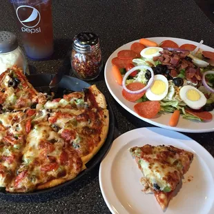 Veggie pizza, Western salad, and an Arnold Palmer!