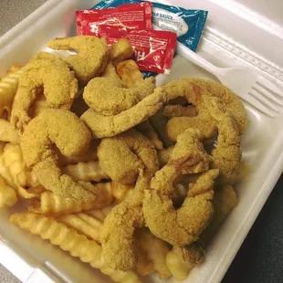 12 shrimps with fries