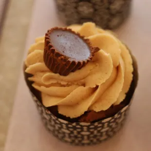 cupcakes with peanut butter frosting