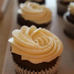 chocolate cupcakes with white frosting