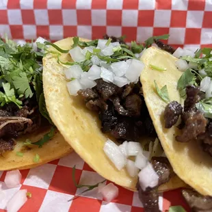 Bistec tacos on corn