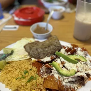 Chilaquiles rojo con carne