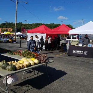 Oct morning,  farmers market.