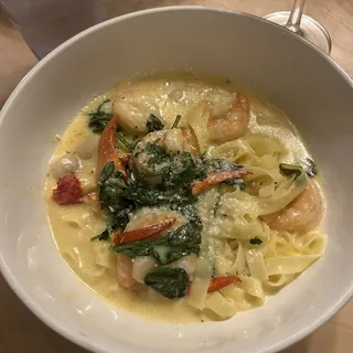 Fettuccini Alfredo With Shrimp And Scallops