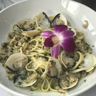 Linquini With Vongoles (clams)