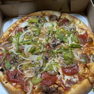 Supreme pizza, traditional (Pepperoni, Sausage, Mushrooms, Onions and Green Pepper)