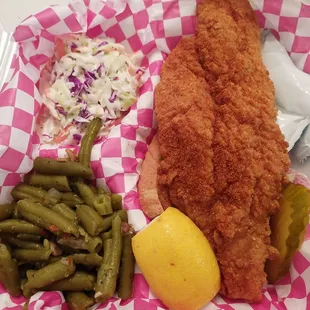 XHot fish with green beans and coleslaw