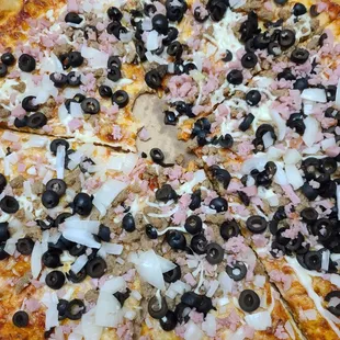 We ordered an 18" Mama's Special Got home opened it  leuk-warm prebaked crust topped with raw onions cold meat and no cheese.