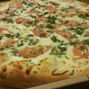 White pizza with spinach and tomatoes