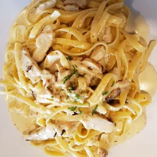 Fettuccine alfredo with chicken