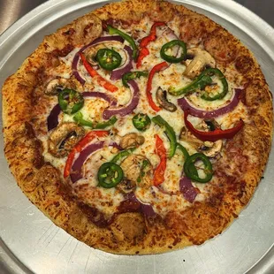 Artful veggie deluxe pizza