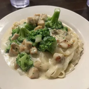 Fettuccine Alfredo with chicken and broccoli (Half Order)
