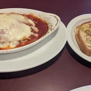 Lasagna &amp; garlic bread