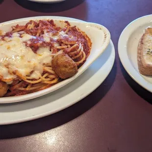 Baked spaghetti w/meatballs and garlic bread