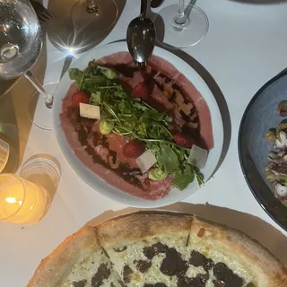 Carpaccio di manzo, rucola, avocado, pecorino, lamponi