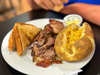 Smokin Howards Sports Bar & Grill