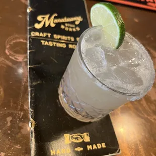 a margarita with a lime slice