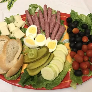 Bread so fresh and perfect accompaniment to an anti-pasta tray that would satisfy any man. ..