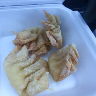 This place advertises crab ragoon... But doesn&apos;t tell you it&apos;s only cream cheese no crab. Then gets mad when you ask for what you paid for.