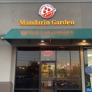 the entrance to mandarin garden