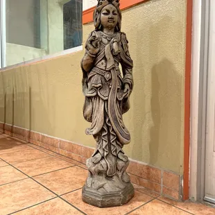 a statue of a woman