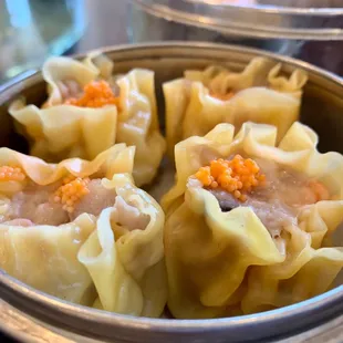 Siu Mai with roe eggs, how it&apos;s traditionally done. Most restaurants use carrots or peas or some other junk but this is traditional