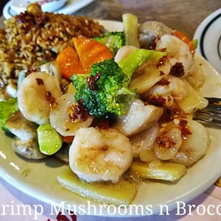 shrimp, broccoli, carrots, and rice