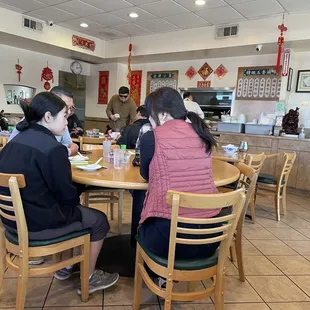Busy busy on a Tuesday lunch.