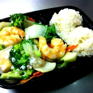 Tung Ting Shrimp. (Mixed Vegetable with Shrimp in White Sause)