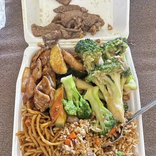 4 item combo plate but looks like I ordered just broccoli as one item instead of beef and broccoli.