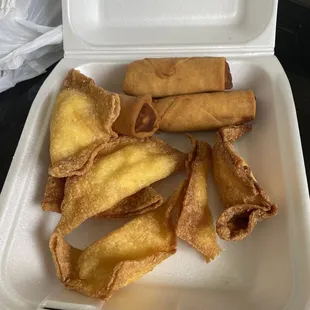 Side of Crab Rangoon (8) and chose eggrolls instead of soda with an order of the combo plate