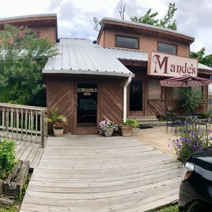 Nice area and entrance. Front patio dining.