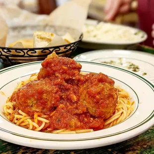 a plate of spaghetti and meatballs